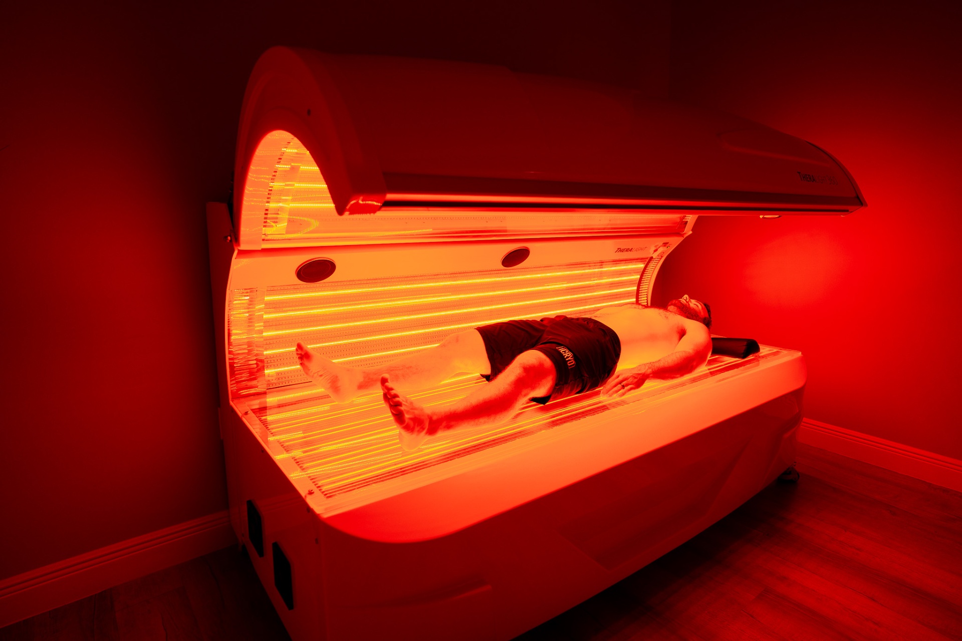 Client receiving red light therapy at iCRYO Avon