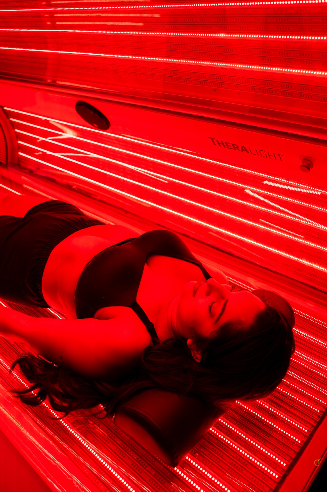 iCRYO Avon guest enjoying red light therapy